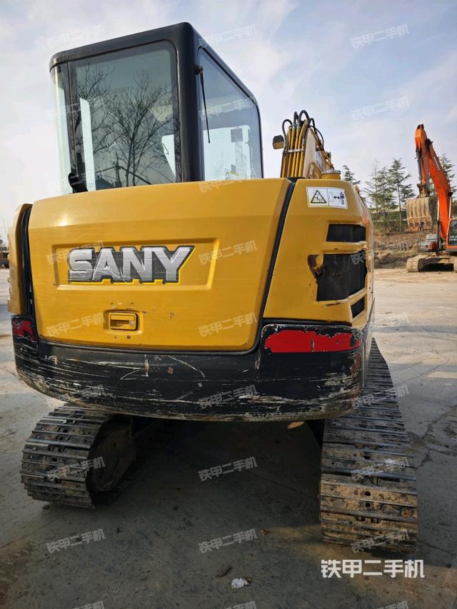 駕駛室頂部（整機外觀）