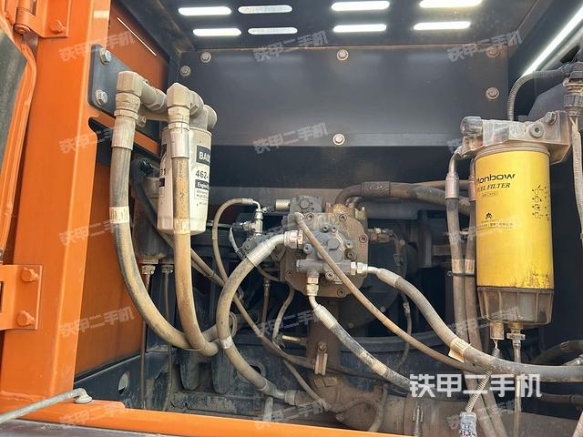 液壓泵艙室正面整體(整機(jī)外觀) 液壓泵艙室正面整體(整機(jī)外觀)