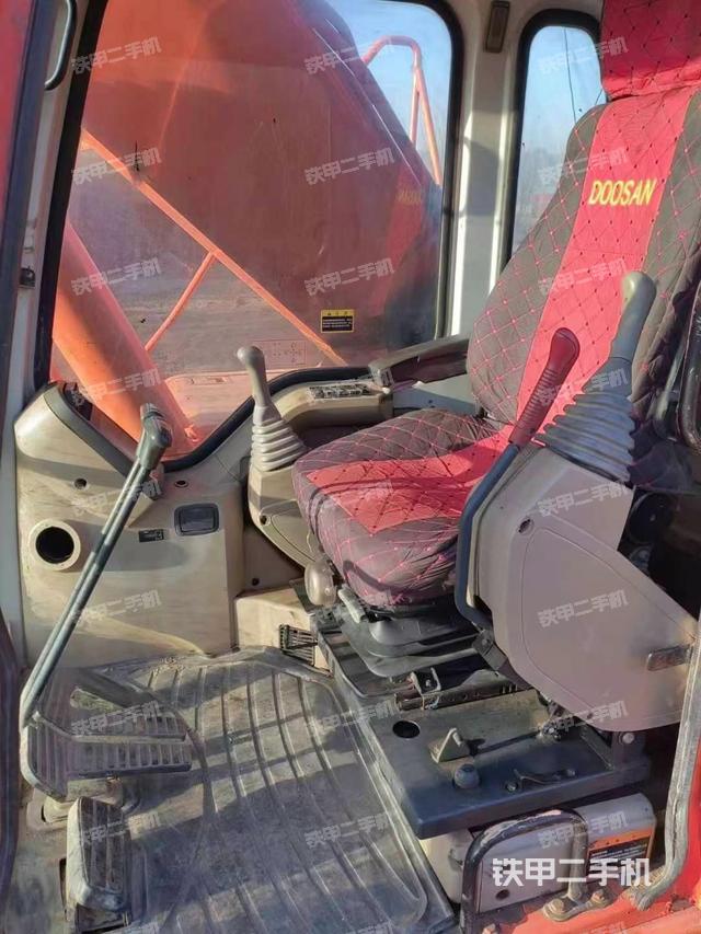 駕駛室整體(整機(jī)外觀) 駕駛室整體(整機(jī)外觀)