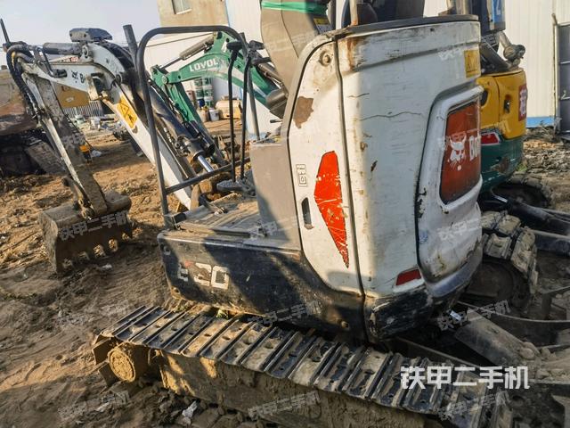 駕駛室頂部(整機外觀) 駕駛室頂部(整機外觀)