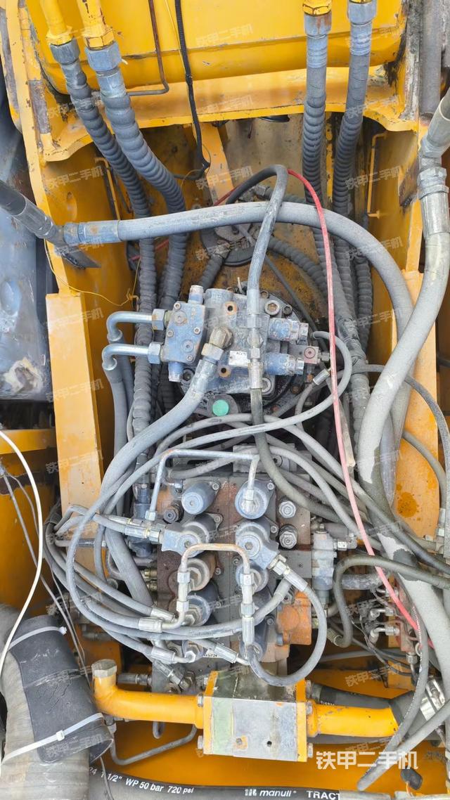 回轉(zhuǎn)馬達和主控閥（整機外觀）