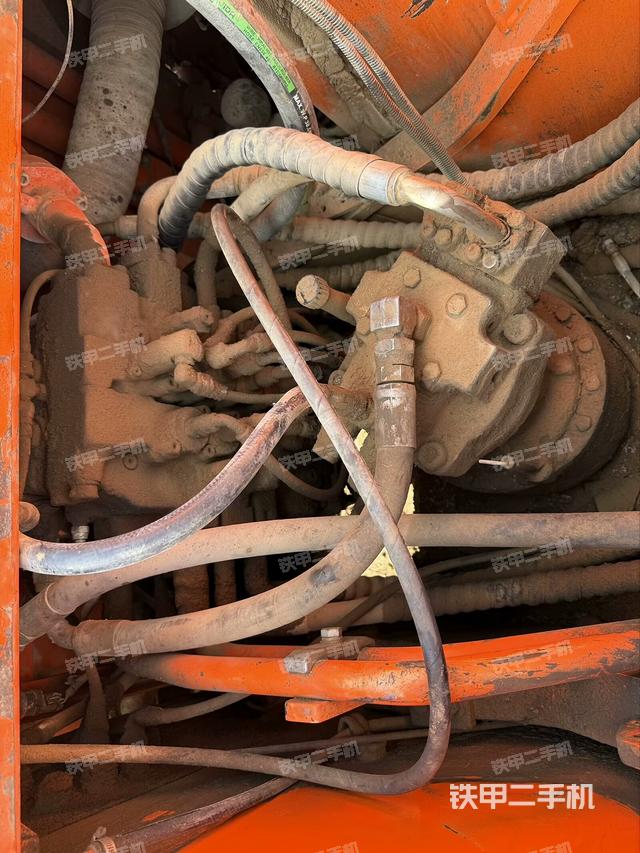 回轉馬達和主控閥(整機外觀) 回轉馬達和主控閥(整機外觀)