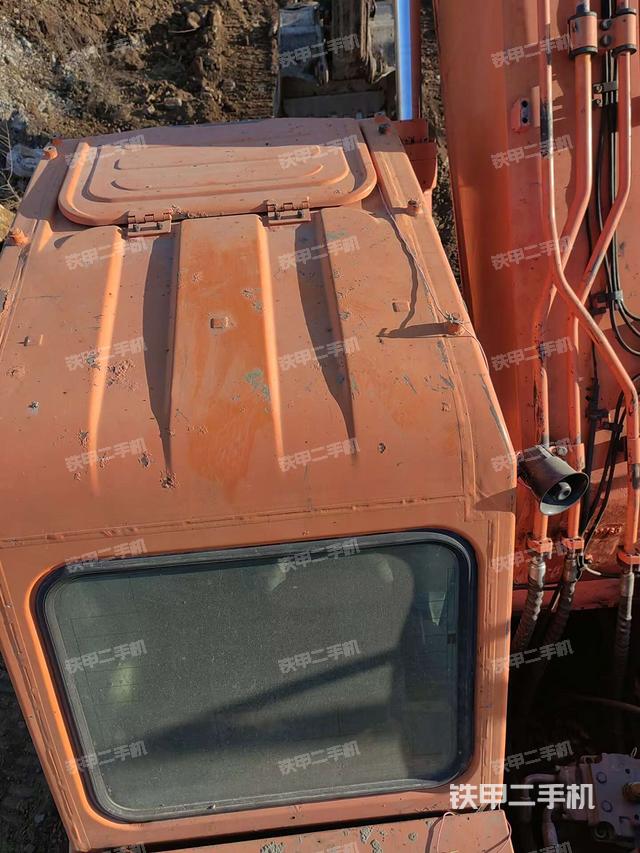 駕駛室頂部(整機(jī)外觀) 駕駛室頂部(整機(jī)外觀)