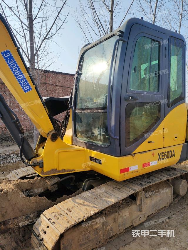 駕駛室整體(整機外觀) 駕駛室整體(整機外觀)