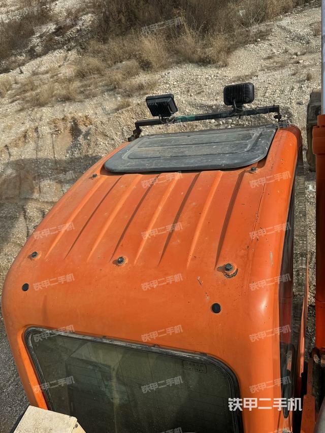 駕駛室頂部(整機外觀) 駕駛室頂部(整機外觀)