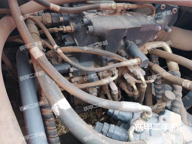 回转马达和主控阀（整机外观）