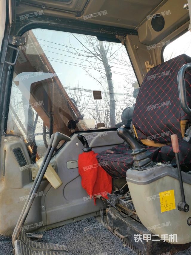 駕駛室頂部（整機外觀）