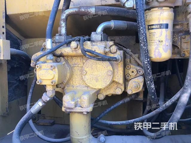 液壓泵艙室正面整體（整機外觀）