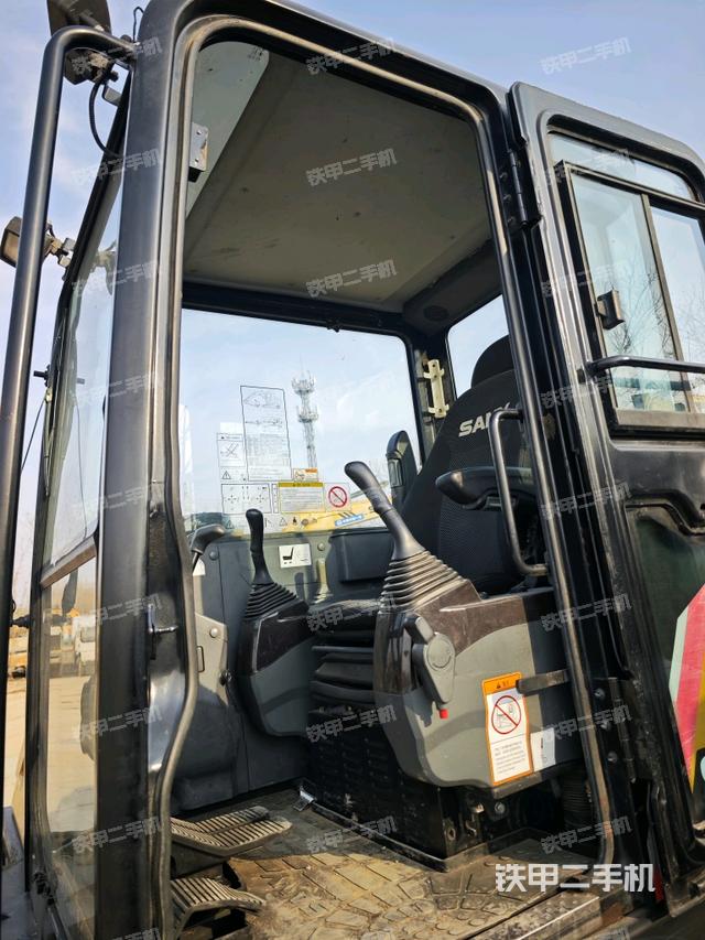 駕駛室整體（整機外觀）