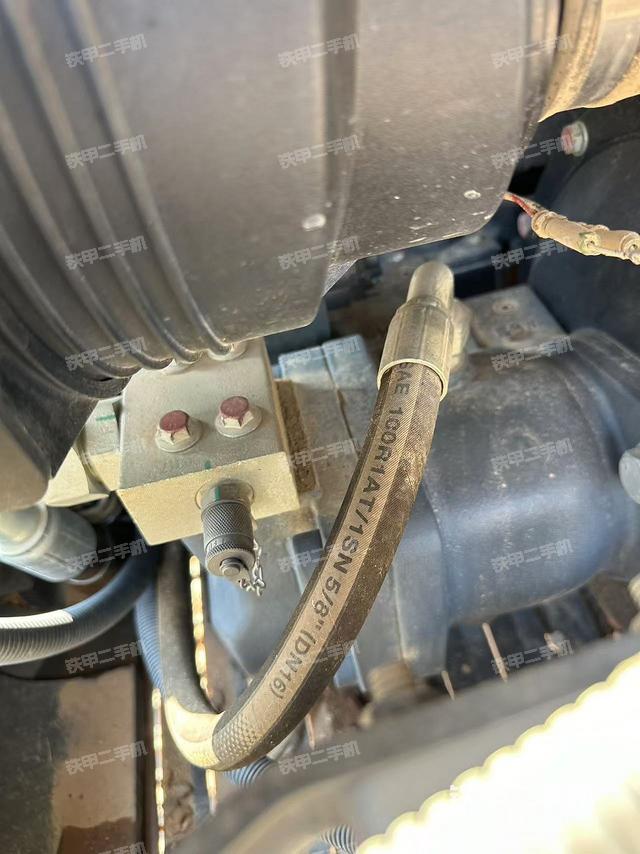 液壓泵艙室正面整體（整機外觀）