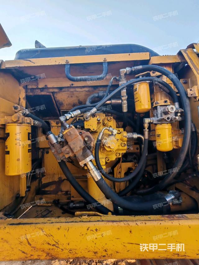 液壓泵艙室正面整體(整機(jī)外觀) 液壓泵艙室正面整體(整機(jī)外觀)
