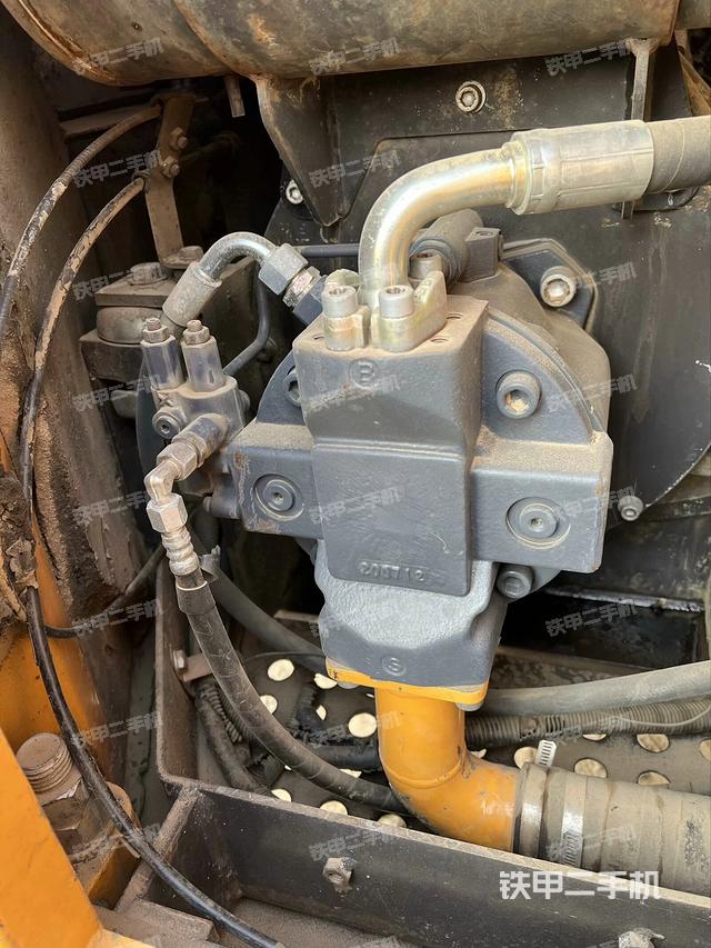 液壓泵艙室正面整體（整機(jī)外觀）