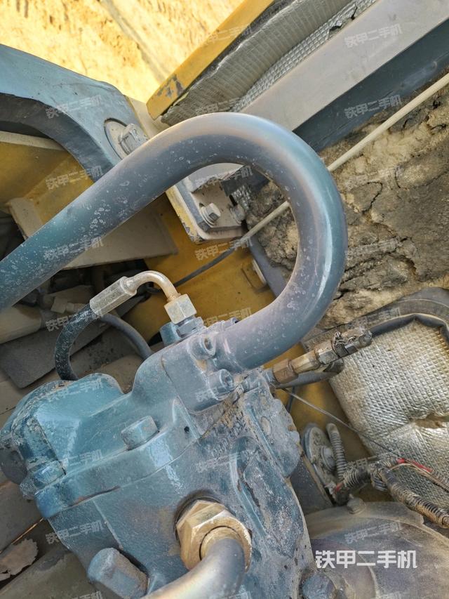 液壓泵艙室正面整體(整機外觀) 液壓泵艙室正面整體(整機外觀)