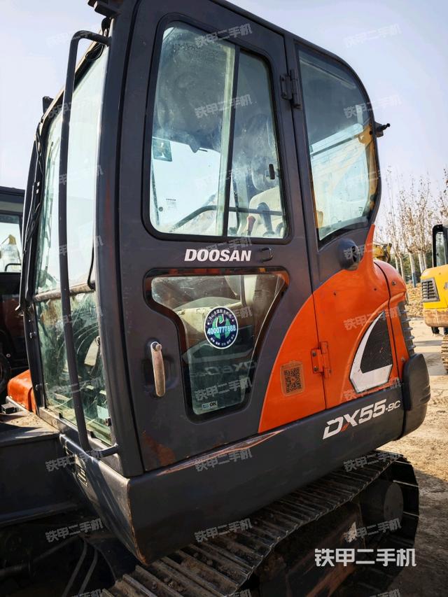 駕駛室整體(整機外觀) 駕駛室整體(整機外觀)