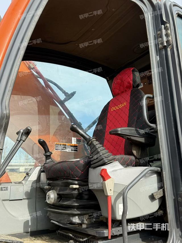 駕駛室整體(整機外觀) 駕駛室整體(整機外觀)