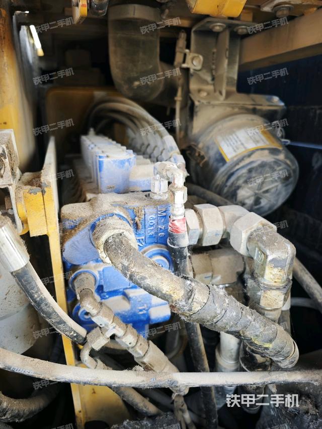 回轉(zhuǎn)馬達和主控閥（整機外觀）