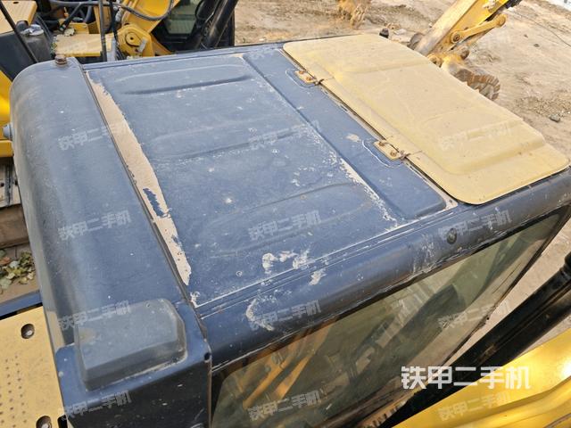 駕駛室頂部(整機(jī)外觀) 駕駛室頂部(整機(jī)外觀)