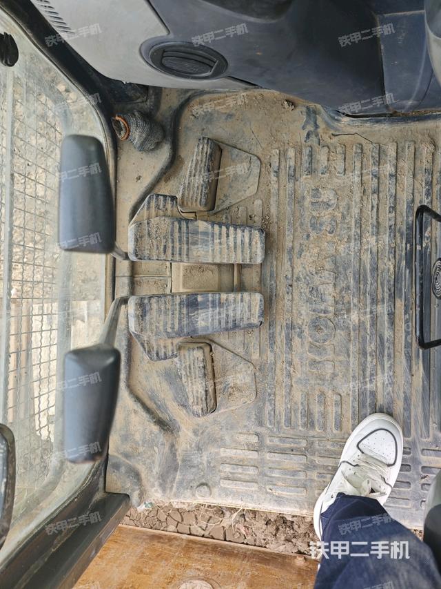 行走控制手柄和踏板?俯拍（駕駛室部分）