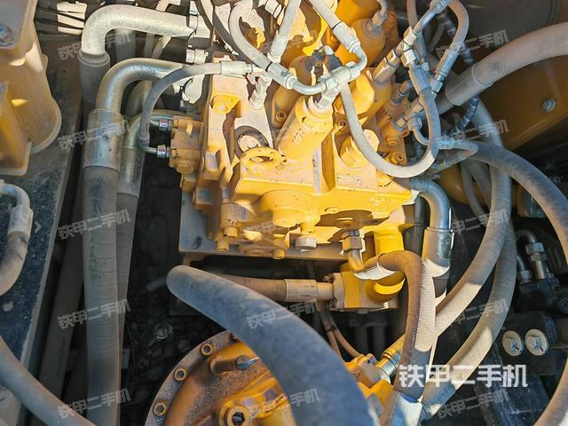 回轉馬達和主控閥(整機外觀) 回轉馬達和主控閥(整機外觀)