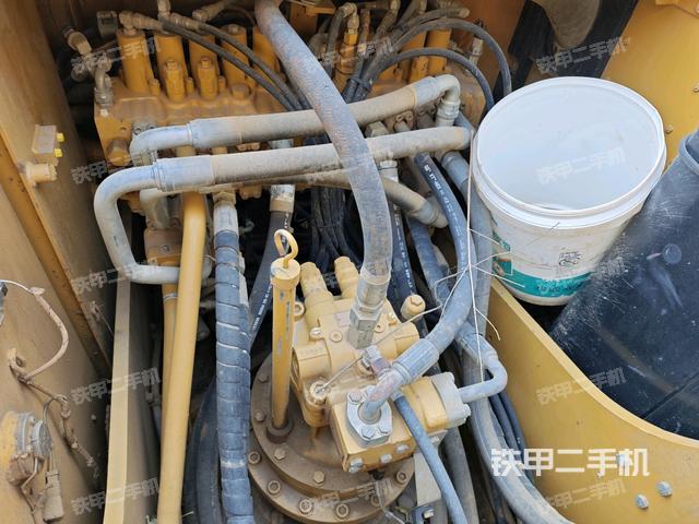 回轉(zhuǎn)馬達(dá)和主控閥(整機(jī)外觀) 回轉(zhuǎn)馬達(dá)和主控閥(整機(jī)外觀)