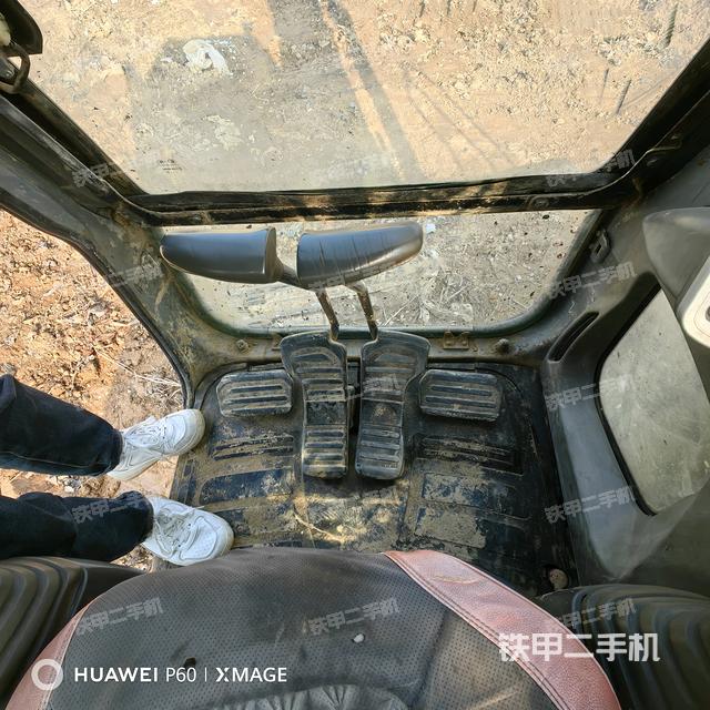 行走控制手柄和踏板?俯拍(駕駛室部分) 行走控制手柄和踏板?俯拍(駕駛室部分)