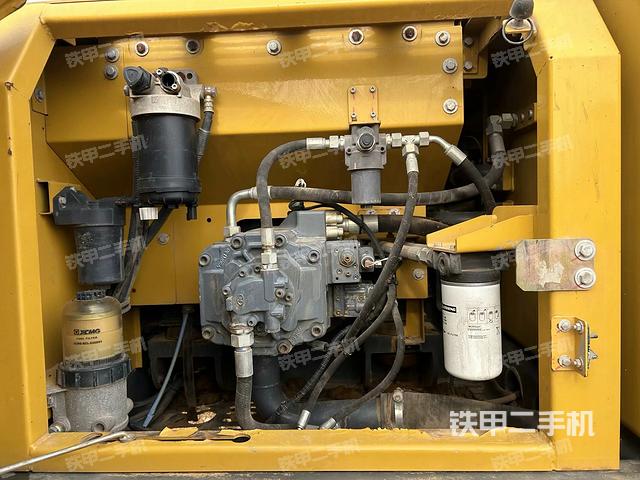 液壓泵艙室正面整體(整機(jī)外觀) 液壓泵艙室正面整體(整機(jī)外觀)