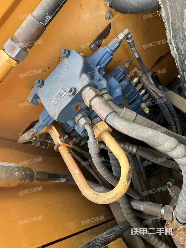 回轉(zhuǎn)馬達(dá)和主控閥（整機(jī)外觀）