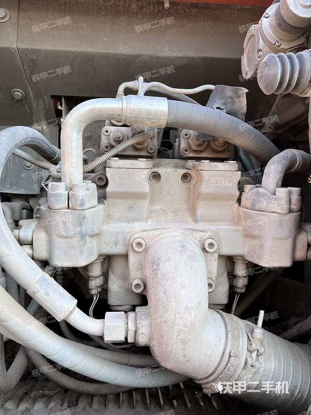 液壓泵艙室正面整體(整機(jī)外觀) 液壓泵艙室正面整體(整機(jī)外觀)