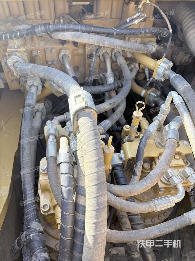 回转马达和主控阀（整机外观）