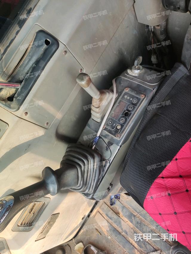 座椅右側(cè)控制臺(tái)/鑰匙門/油門/含右手柄（駕駛室部分）