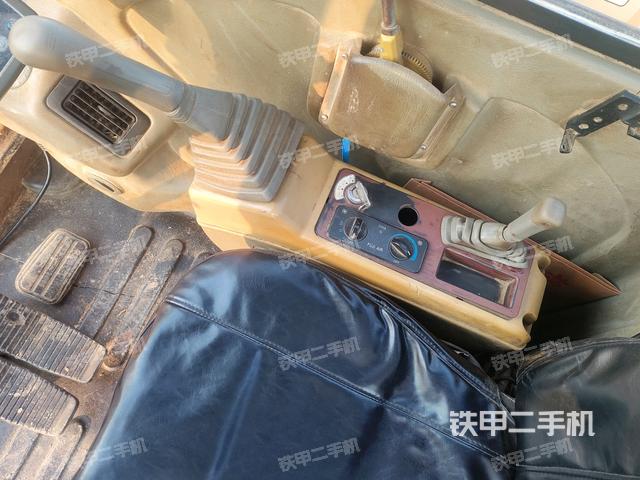 座椅右側(cè)控制臺(tái)/鑰匙門/油門/含右手柄（駕駛室部分）