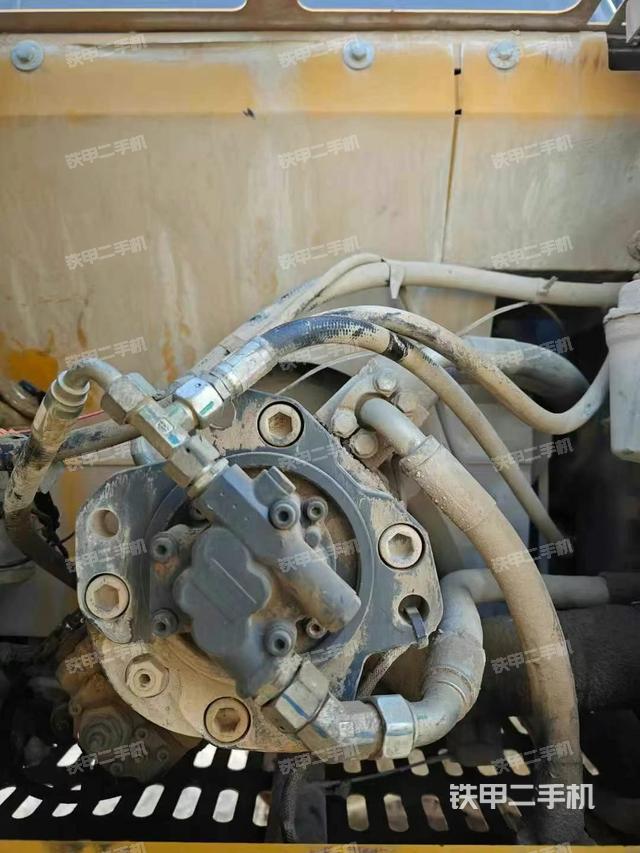 液壓泵艙室正面整體（整機外觀）