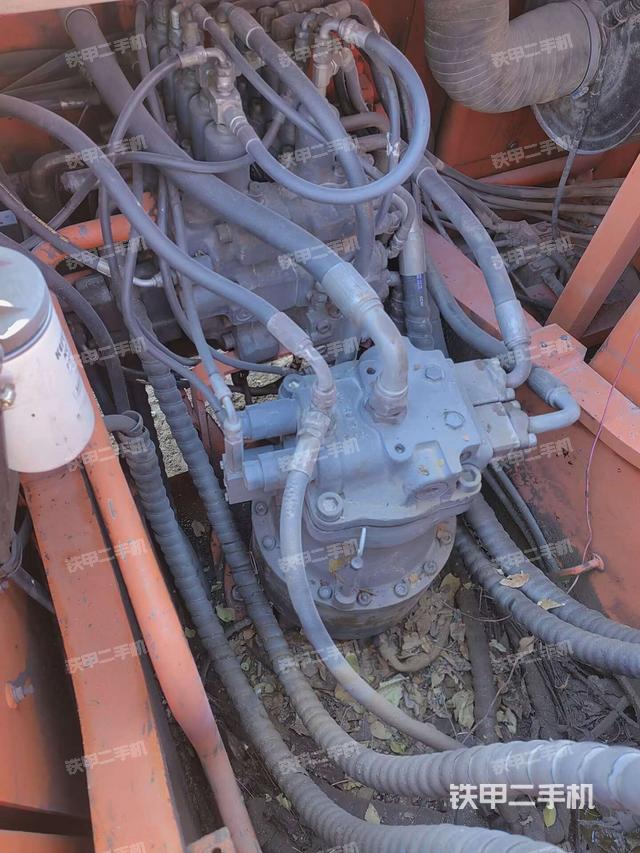 回轉(zhuǎn)馬達(dá)和主控閥(整機(jī)外觀) 回轉(zhuǎn)馬達(dá)和主控閥(整機(jī)外觀)