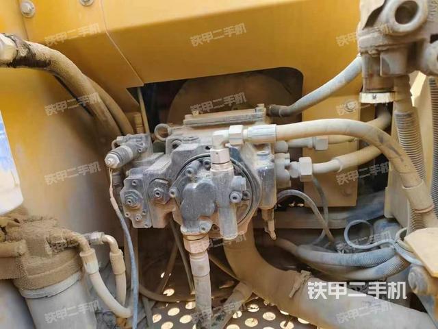 液壓泵艙室正面整體(整機外觀) 液壓泵艙室正面整體(整機外觀)