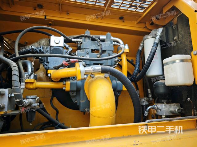 液壓泵艙室正面整體（整機外觀）