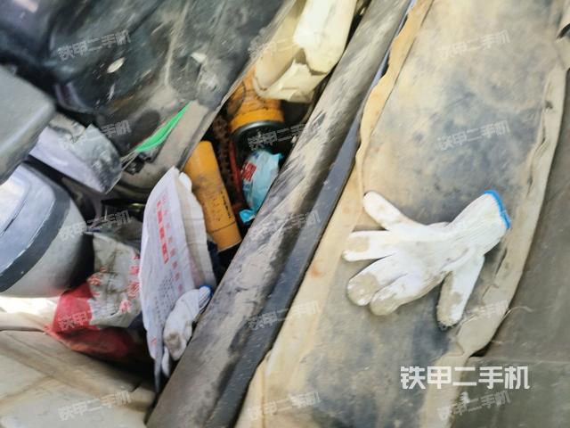 行走控制手柄和踏板?俯拍（駕駛室部分）