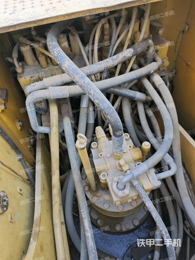 回轉(zhuǎn)馬達和主控閥（整機外觀）