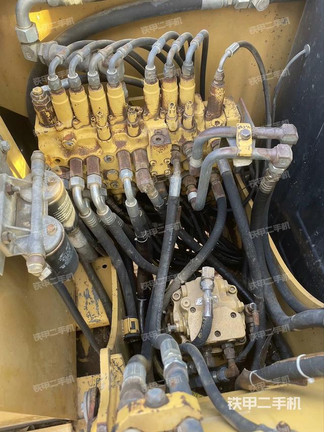 回转马达和主控阀（整机外观）