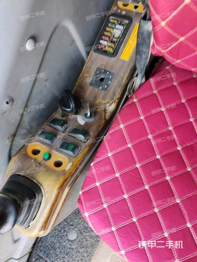 座椅右側(cè)控制臺(tái)/鑰匙門(mén)/油門(mén)/含右手柄（駕駛室部分）