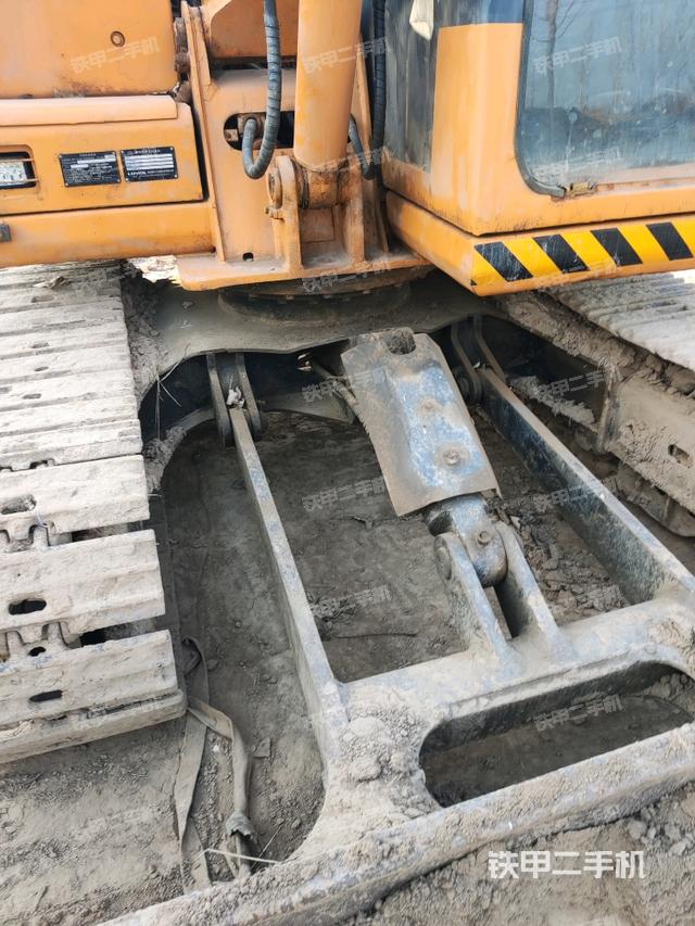 轉(zhuǎn)盤(pán)和下車(chē)架正前（工作和回轉(zhuǎn)裝置）