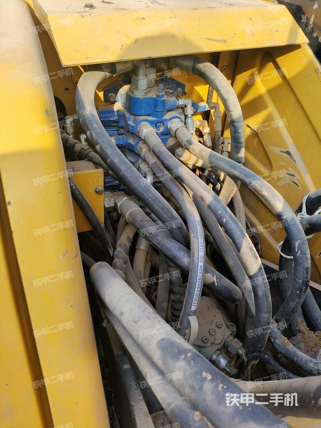 回轉(zhuǎn)馬達(dá)和主控閥（整機(jī)外觀）