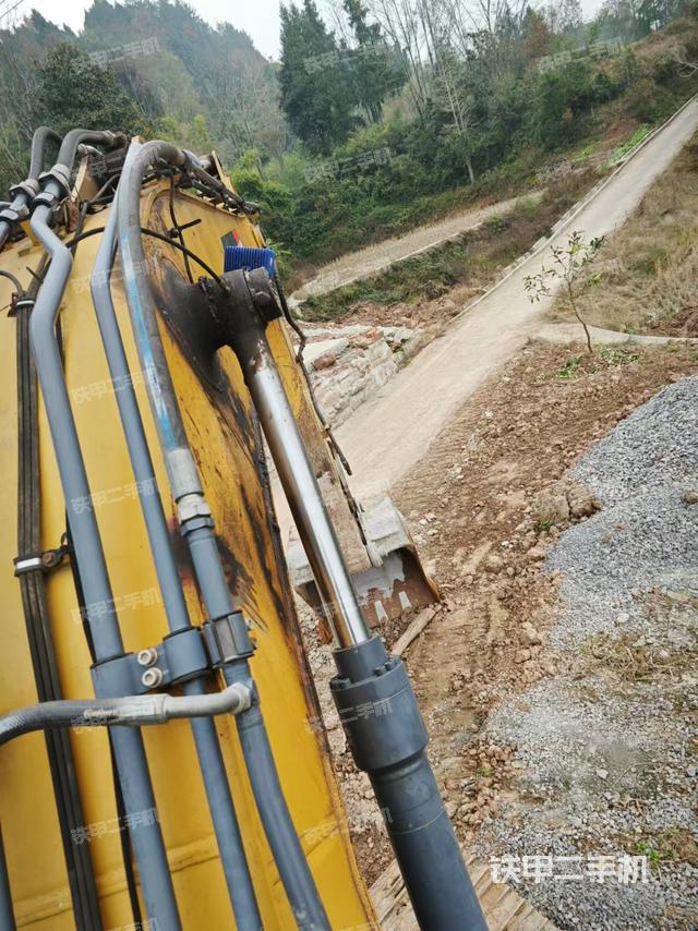 驾驶室顶部（整机外观）