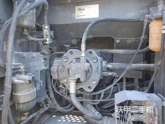 液壓泵艙室正面整體（整機外觀）