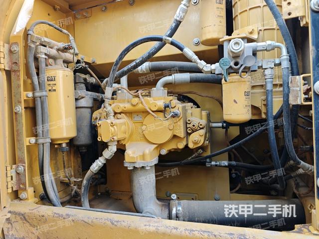 液壓泵艙室正面整體(整機(jī)外觀) 液壓泵艙室正面整體(整機(jī)外觀)