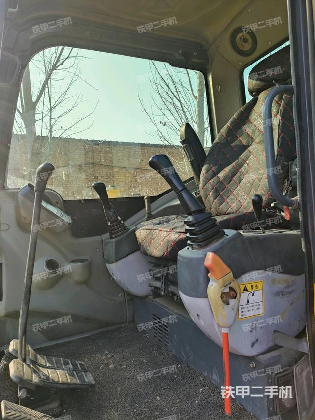 駕駛室頂部(整機外觀) 駕駛室頂部(整機外觀)