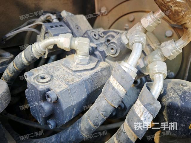 液壓泵艙室正面整體(整機外觀) 液壓泵艙室正面整體(整機外觀)