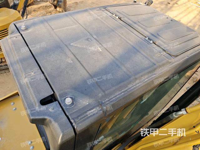 駕駛室頂部(整機(jī)外觀) 駕駛室頂部(整機(jī)外觀)