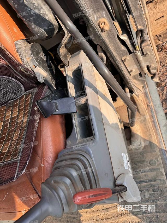 座椅右側(cè)控制臺(tái)/鑰匙門/油門/含右手柄（駕駛室部分）