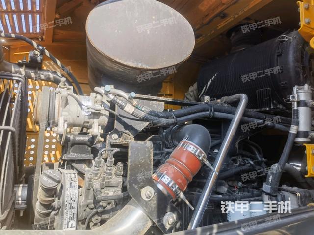 發(fā)動機(jī)左側(cè)（整機(jī)外觀及大件）