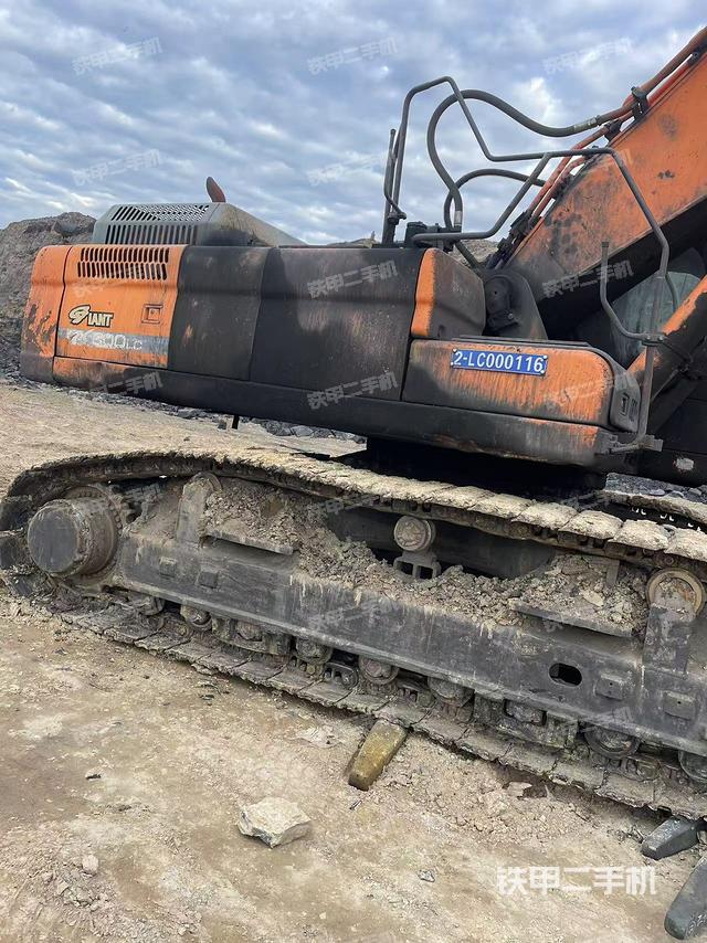 單側(cè)履帶整體(整機(jī)外觀) 單側(cè)履帶整體(整機(jī)外觀)